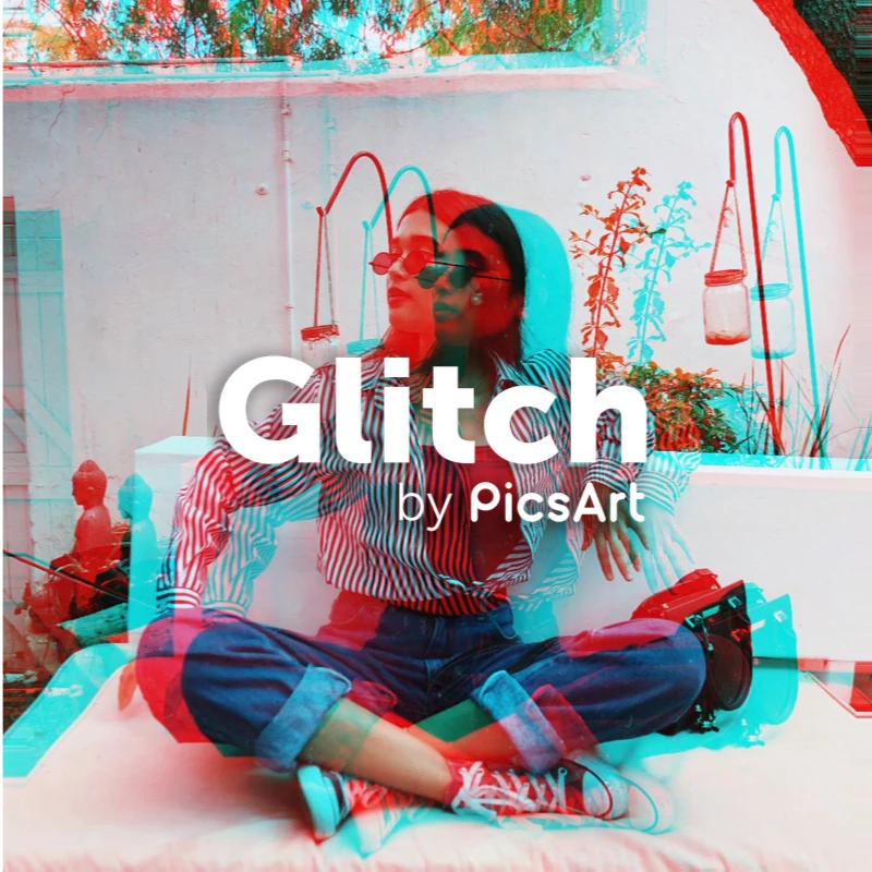 Fashion blogger with Glitch PicsArt Filter
