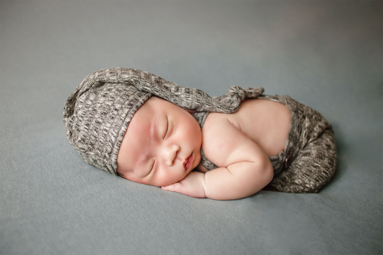 famous newborn baby pose idea