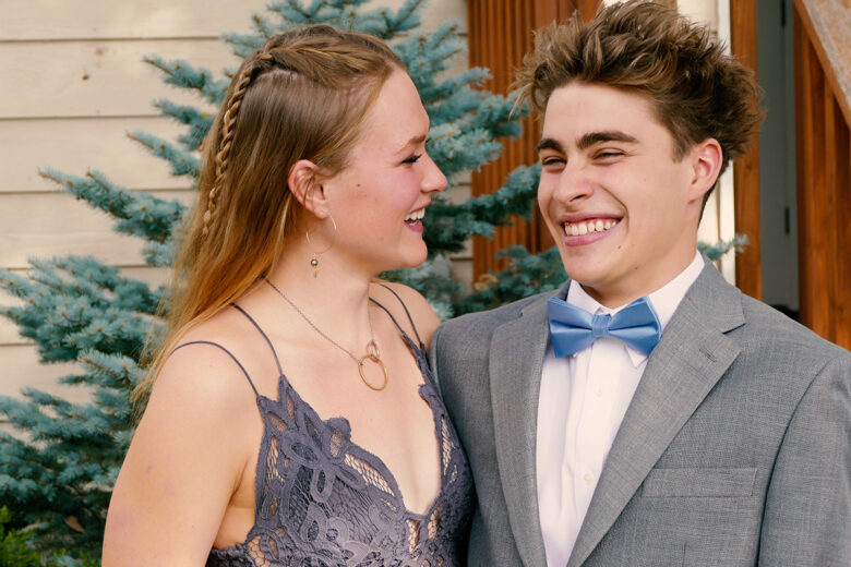 20 Best Prom Poses - Creative Ideas For Prom Pictures With Your Besties